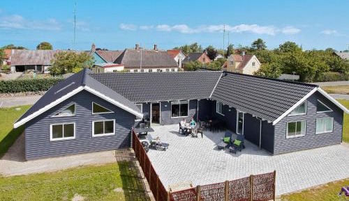 Ten-Bedroom Holiday Home