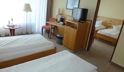 Family Room with River View - High Floor