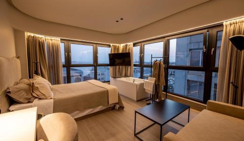 Deluxe Suite with Spa Bath