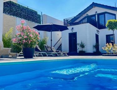 Apartment with Pool View 