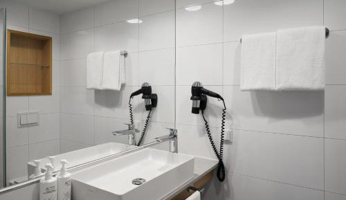 Quiet Standard King Room with Courtyard View