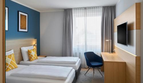 Standard Twin Room with Two Twin Beds and Street View