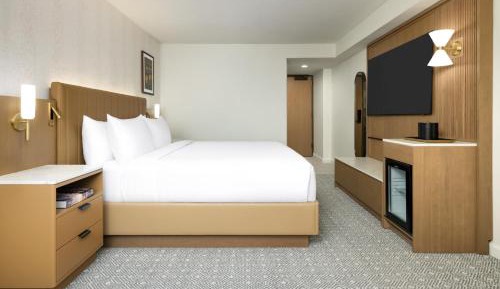 King Room with Roll-In Shower - Disability Access