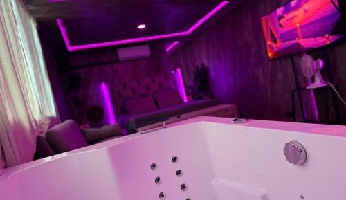 Double Room with Private Bathroom S4