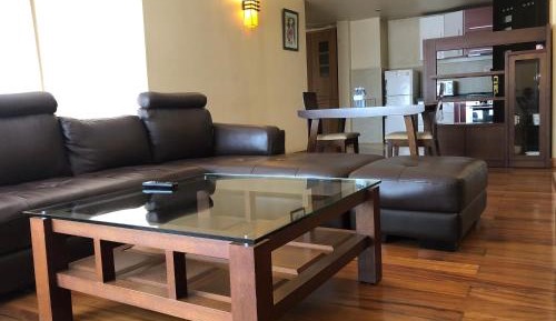 One-Bedroom Apartment with Lake View