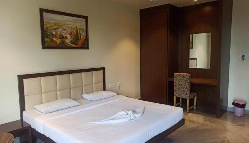Deluxe Double Room (2 Adults + 1 Child)