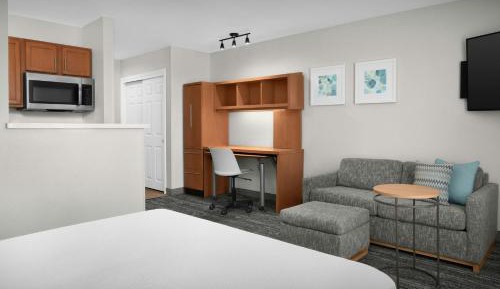 Queen Studio with Sofa Bed and Roll-in Shower - Mobility and Hearing Accessible