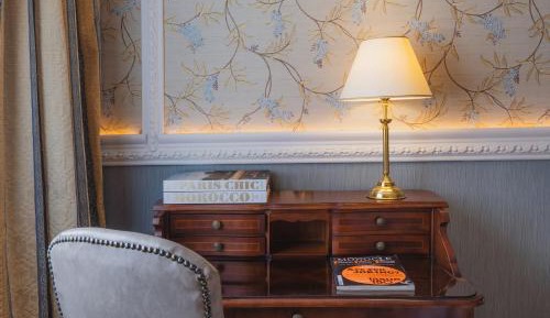 Deluxe City View with twin beds and sofa bed, marble bathroom and wooden floor