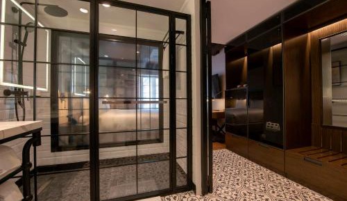 Queen Room with Courtyard View