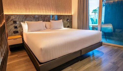 Deluxe Room with Side Sea View