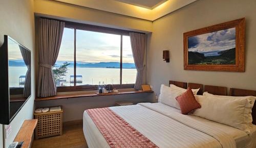 Deluxe Room (2 Adults + 1 Child)