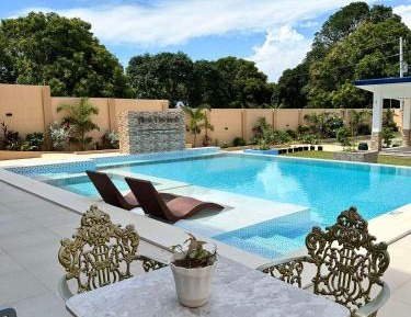 Apartment with Pool View 