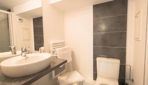Deluxe One-Bedroom Apartment with Garden View