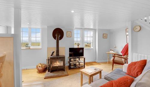 Apartment with Mountain View