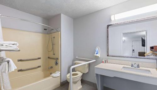Deluxe King Room - Mobility Access/Non-Smoking