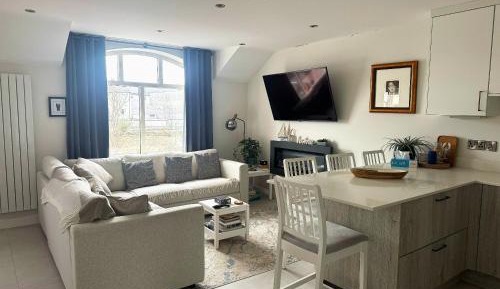 Three-Bedroom Deluxe Apartment