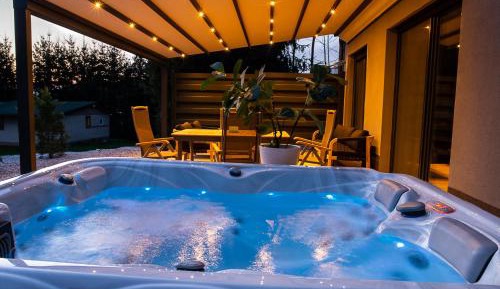 Deluxe One-Bedroom Apartment with Hot Tub and Patio