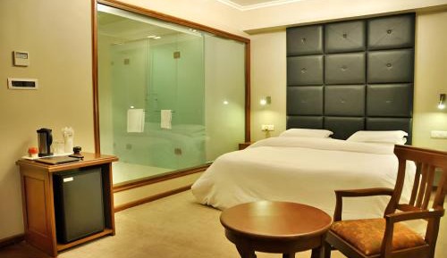 Super Deluxe Room - 10% off on laundry and Early check-in (upto 4 hrs) and Late Checkout ( upto 3 hrs) on availability