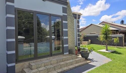 Queen Room with Garden View