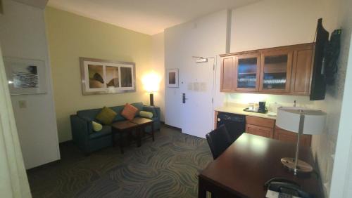 Queen Suite with Two Queen Beds - Non-Smoking