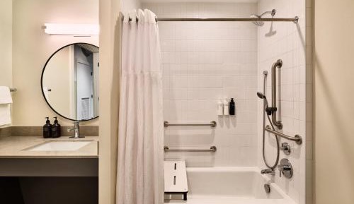 One-Bedroom Queen Suite - Mobility Accessible with Tub