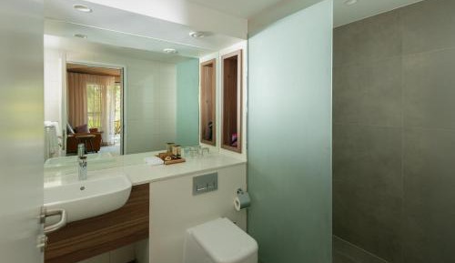 Lakeside Canopy Room