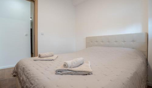 Deluxe Two-Bedroom Apartment with Garden View