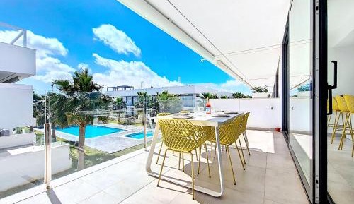 Apartment with Pool View 