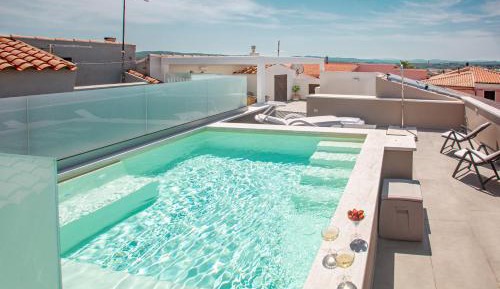 Deluxe One-Bedroom Apartment