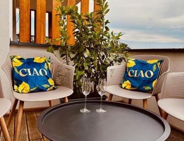 Apartment with Mountain View