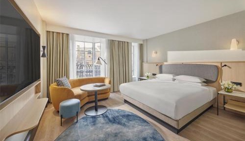 King Room with City View - Club Access