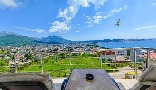 One-Bedroom Apartment with Sea View and Balcony