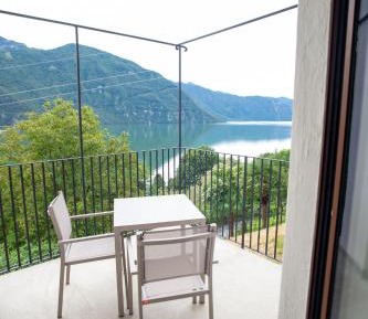 One-Bedroom Apartment with Lake View