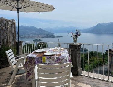 One-Bedroom Apartment with Lake View