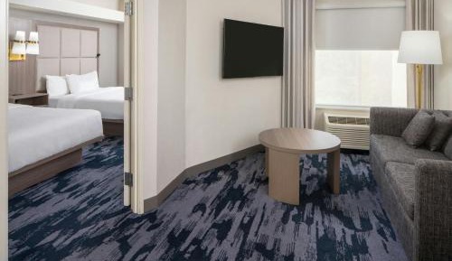 One-Bedroom Queen Suite with Sofa Bed and Tub - Mobility Accessible