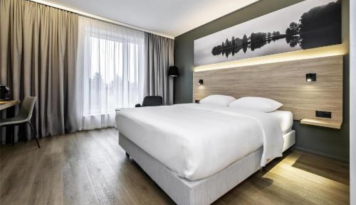 Superior Room - Partial Airport View