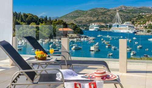 Executive One-Bedroom Apartment with Hot Tub and Sea View