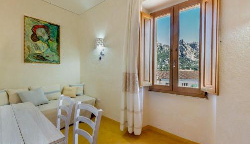Apartment with Mountain View