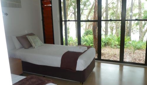 Deluxe Two-Bedroom House with Lake View