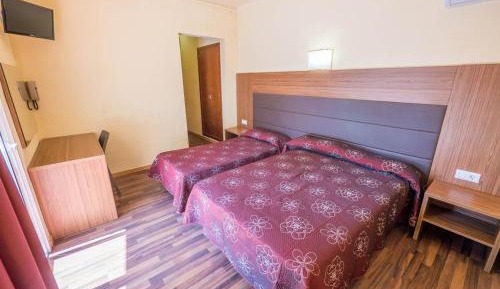 Twin Room (2 Adults + 1 Child)