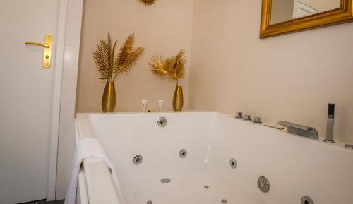 Deluxe Suite with Spa Bath