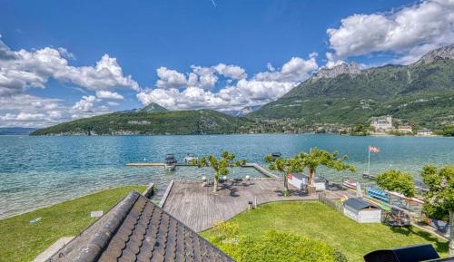 Apartment with Lake View