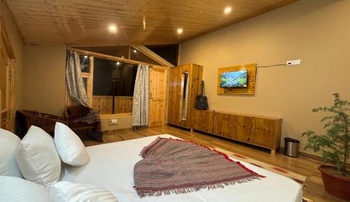 Deluxe Room (2 Adults + 1 Child)