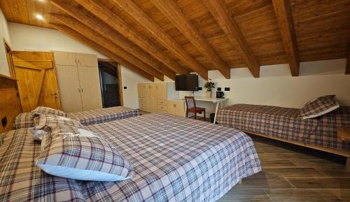 Quadruple Room with Private Bathroom