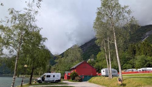 Three-Bedroom Cottage with Lake View 