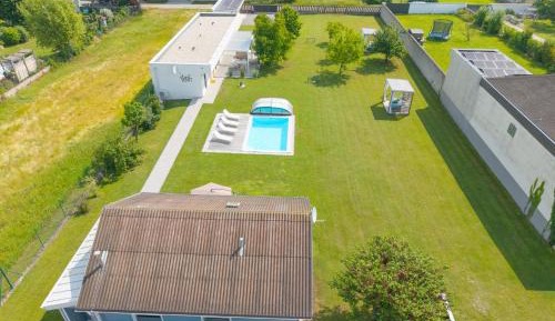Apartment with Pool View 