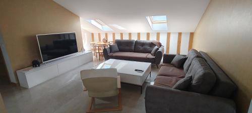 Apartment with Mountain View
