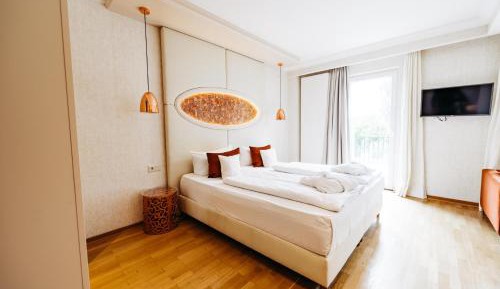 Deluxe Double Room (2 Adults + 1 Child)