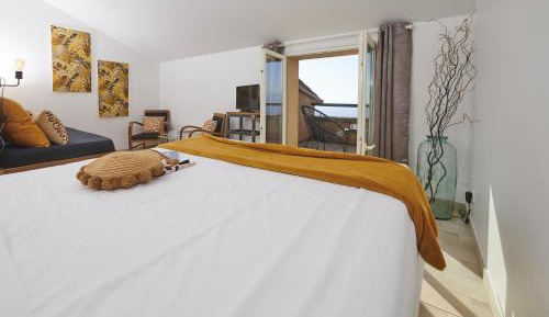 Deluxe Triple Room with Sea View