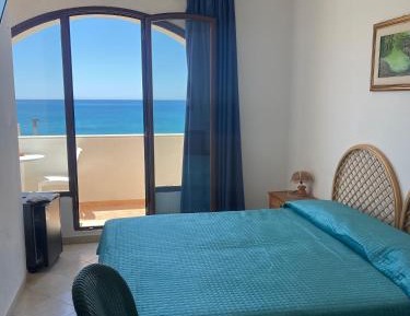 Double or Twin Room with Sea View